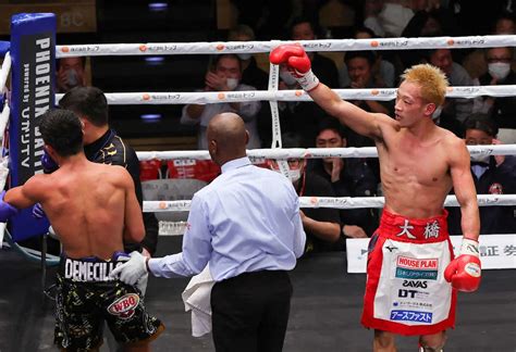 ＜wboアジアスーパーバンタム級王座決定戦12回戦＞デメシーリョ（左）に8回tko勝ちを収めた中嶋（撮影・藤山 由理） ― スポニチ