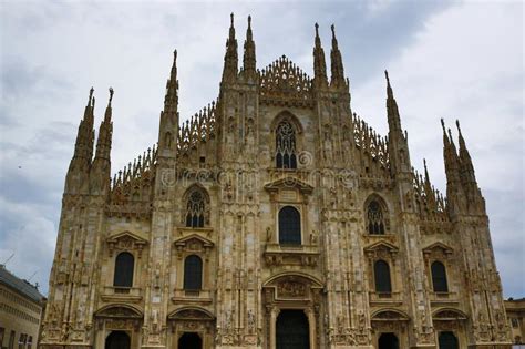 Fachada De Milan Cathedral Contra El Cielo Nublado Italia Imagen De