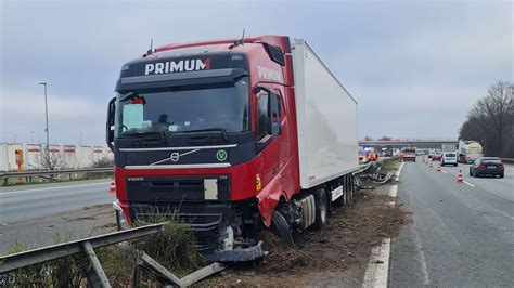 Lkw walzt auf A2 Mittelleitplanke platt Trümmerteile beschädigen Autos