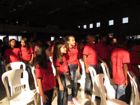 ESCOLA MUNICIPAL PEDREIRA DO INSTITUTO Estudantes dos 5º anos da