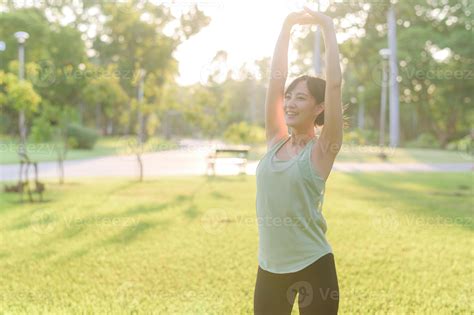 Hembra Persona Que Practica Jogging Ajuste Joven Asi Tico Mujer Con