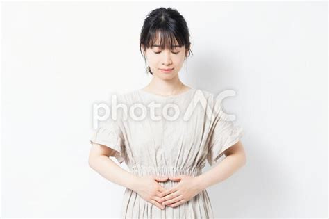 お腹に手を当てる若い女性 No 3611192｜写真素材なら「写真ac」無料（フリー）ダウンロードok