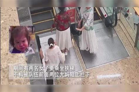 十几名大妈霸占扶梯拍视频，两女子被拦下干等十几分钟：架势太大