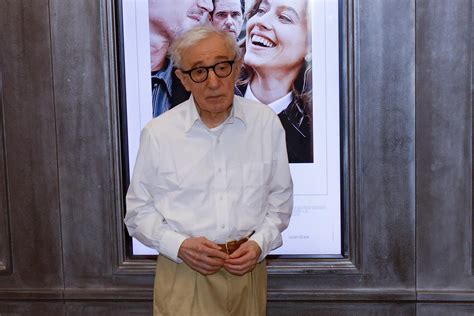 Woody Allen llega a Barcelona para presentar nueva película e inaugurar