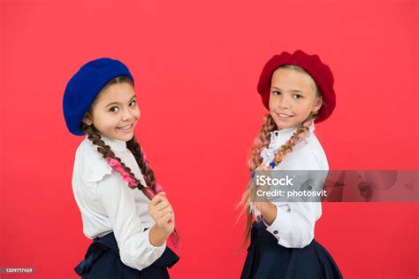 Sahabat Siswi Mengenakan Seragam Sekolah Formal Anakanak Cantik Gadis