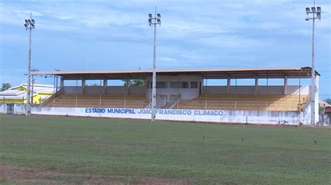 Bandidos furtam fiação elétrica e estádio fica sem iluminação em Nova