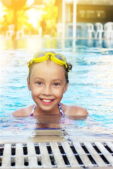 La Fille Mignonne Sourit Dans La Piscine Image Stock Image Du Frais