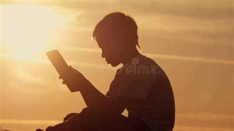 119 Silhouette Man Sitting Alone Under Tree Stock Photos Free