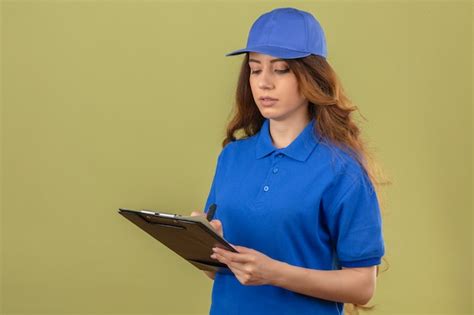 Jovem entregadora cabelo encaracolado vestindo uma camisa pólo