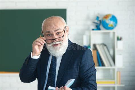 L Insegnante In Classe Vicino Alla Lavagna Sta Dando Una Lezione Un