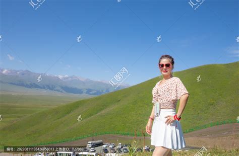 伊犁草原空中草原美女人像摄影国内旅游景点旅游景点摄影素材汇图网