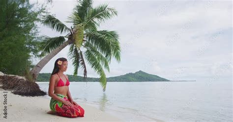 Vidéo Stock French Polynesia Beach Vacation Travel Holidays Woman