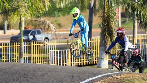 Atletas da Escolinha Viva Lucas conquistam mais de 20 troféus na 3ª