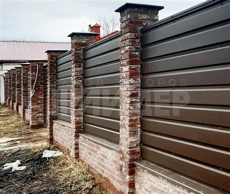 Горизонтальный забор из профлиста с колоннами из кирпича ПН-211 ...