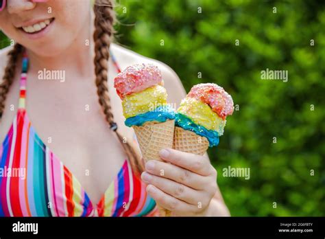 Jeune fille en bikini rose Banque de photographies et dimages à haute résolution Alamy