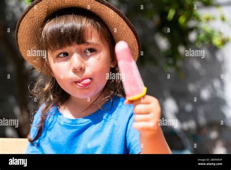 Retrato De Una Niña Comiendo Helado De Fresa Casero Fotografía De Stock