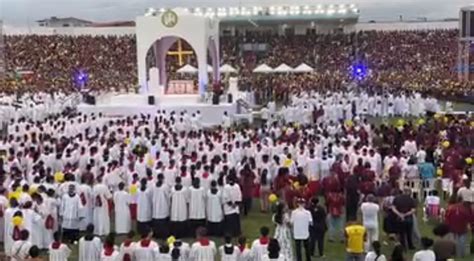 UM TAPETE HUMANO Celebração de Corpus Christi é consagrada pela