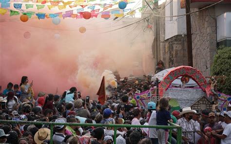 Carnaval de Charo alegró a visitantes con su tradición colorida El