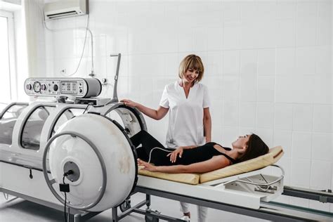 Joven Doctora Comprobando La M Scara De Un Paciente Durante La Terapia