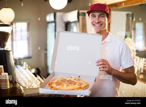 Delivery Pizza Guy - Pizza delivery man hi-res stock photography and images - Alamy