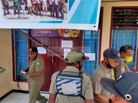 Palang Di Kantor Distrik Manokwari Barat Dan Kantor Lurah Sanggeng