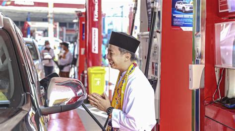 Hari Lahir Pancasila Operator SPBU Pertamina Pakai Baju Adat Vlix Id