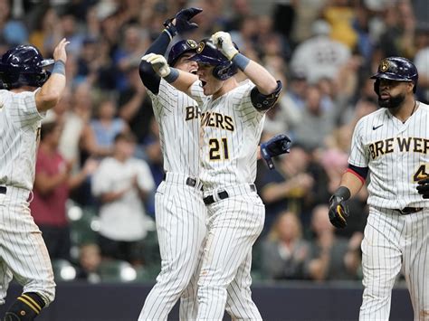 Brewers lose - but still win the NL Central Division title