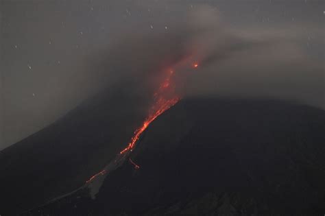 Indonesias Merapi Volcano Erupts Spews Hot Lava Rworldnews