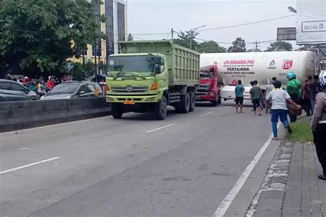 Diduga Rem Tak Berfungsi Truk Tangki Elpiji Tabrak Dump Truk Di