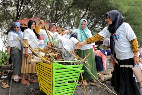 Nelayan Pendukung Ganjar Gelar Bersih Bersih Pantai Di Banyuwangi