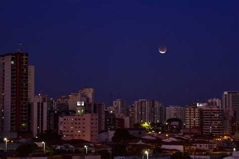 Mais longo eclipse lunar é visto no Brasil e no mundo Veja fotos