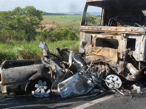 G1 Carro bate de frente caminhão e jovem morre carbonizado em MG