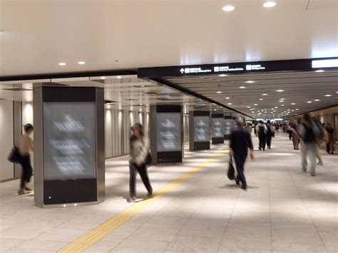 大阪駅前地下道のデジタルサイネージ 大阪駅を中心とした広告は広告商事 屋外広告・交通広告・地下街広告を中心とするoohメディアの広告代理店