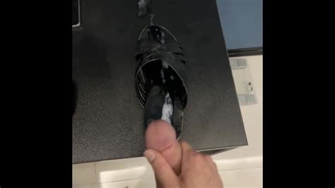 射精在充满干精液的闪亮 Black 凉鞋中 Pornhub Gay