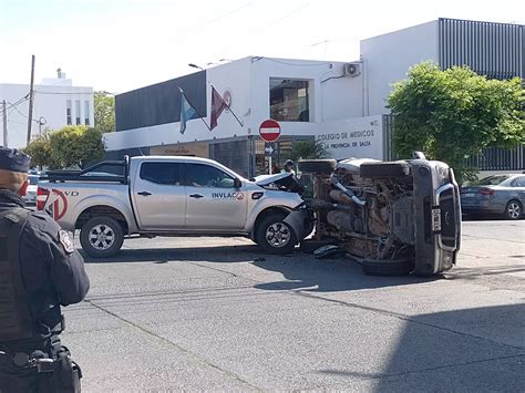 Choque Y Vuelco Entre Dos Camionetas