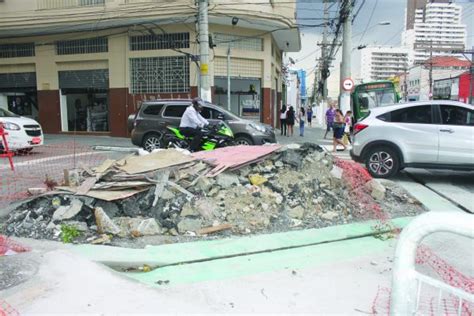 Henrique Sertório entulho de obra da Prefeitura bloqueia parte da rua