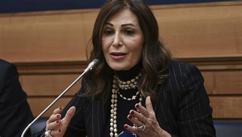 Daniela Santanchè avrebbe noleggiato una Maserati e affittato una casa