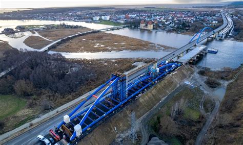 Trwa montaż przęsła nowego mostu w Wolinie Świnoujście