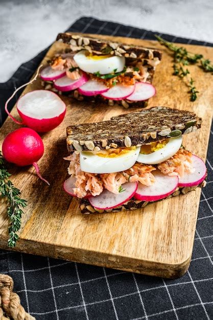 Sandwiches De Pan Integral Con Salm N Ahumado Caliente Huevos Y