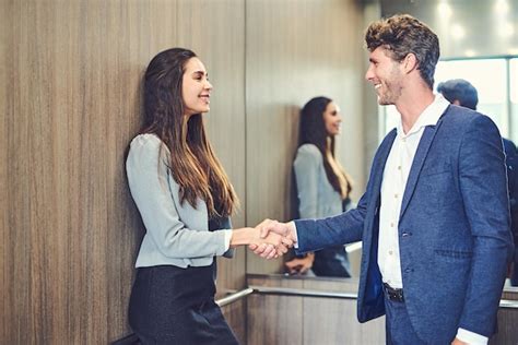 É um prazer conhecê lo foto recortada de um empresário e empresária