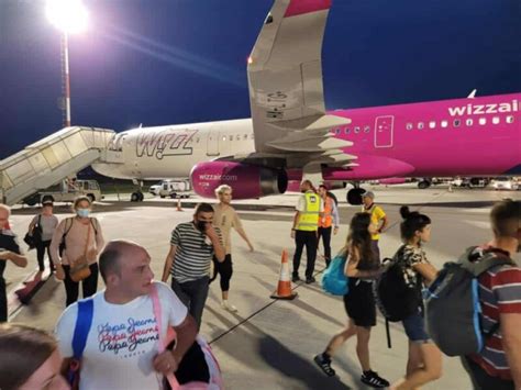 Avion Wizz Air Aterizat De Urgen La Cluj Napoca Pentru C Pasagerii S