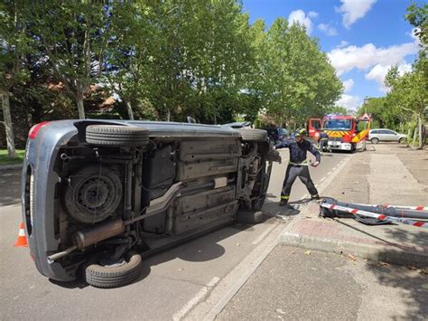 Los bomberos excarcelan a los tres ocupantes de un turismo que volcó en