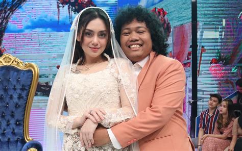 Celine Evangelista Pamer Pas Foto Background Biru Bareng Marshel