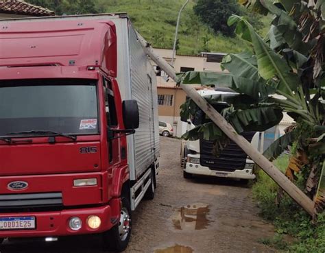 Poste cai e atinge caminhão baú em Afonso Cláudio DiarioES