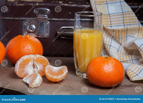 Mandarinas De Naranja Maduras Y Mandarinas Redondeadas Sin Pelar O