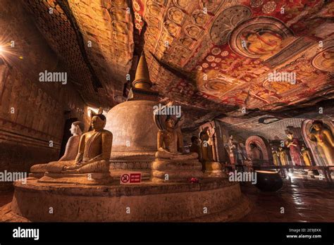 Estatuas De Buda En El Templo De La Cueva Real De Dambulla Y El Templo