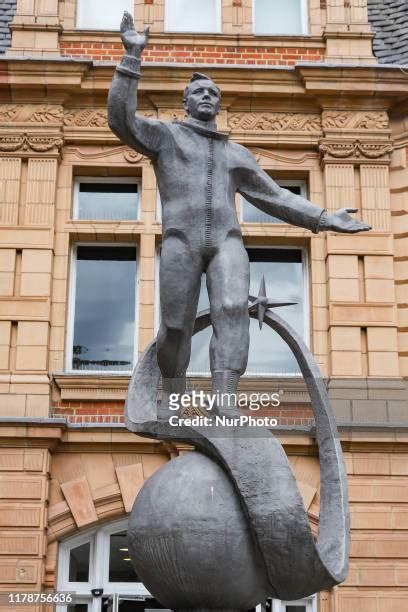 Statue Of Yuri Gagarin Greenwich Photos and Premium High Res Pictures ...