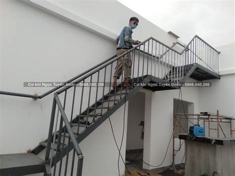 thi cong cau thang sat tai quan  tphcm