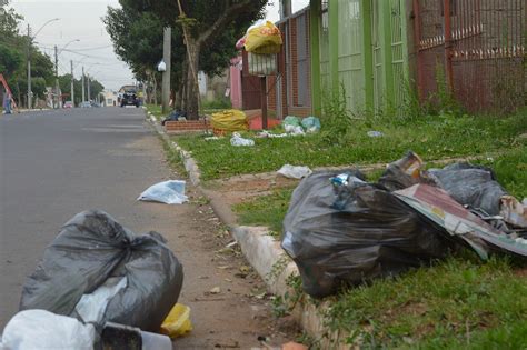 Moradores Esperam Recolhimento De Lixo Moradores Esperam Recolhimento