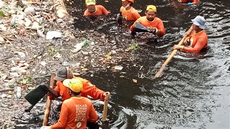 Kolaborasi Antar Instansi DLH Angkut Ratusan Ton Sampah Di Pinggir